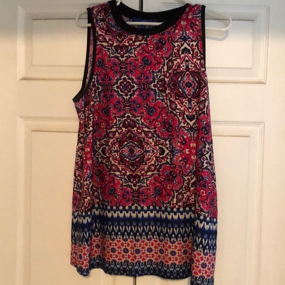 Women’s sleeveless shirt.